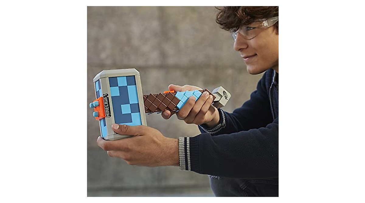NERF Minecraft Stormlander Hammer - Dart-Blasting Action