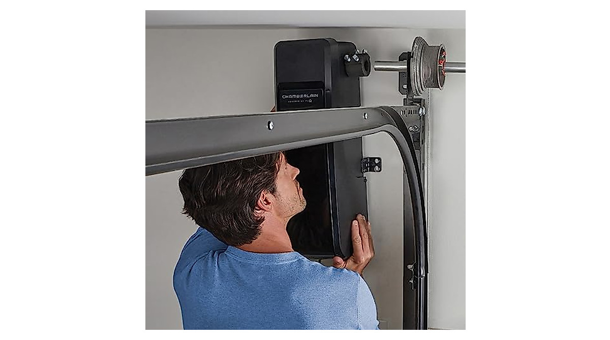 CHAMBERLAIN RJO101MC: Quiet Wall Mount Garage Opener w/ Battery