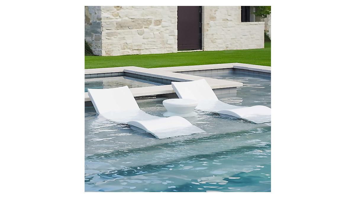 Ledge Lounger Oasis Bundle: 2 Pool Chaises & Side Table