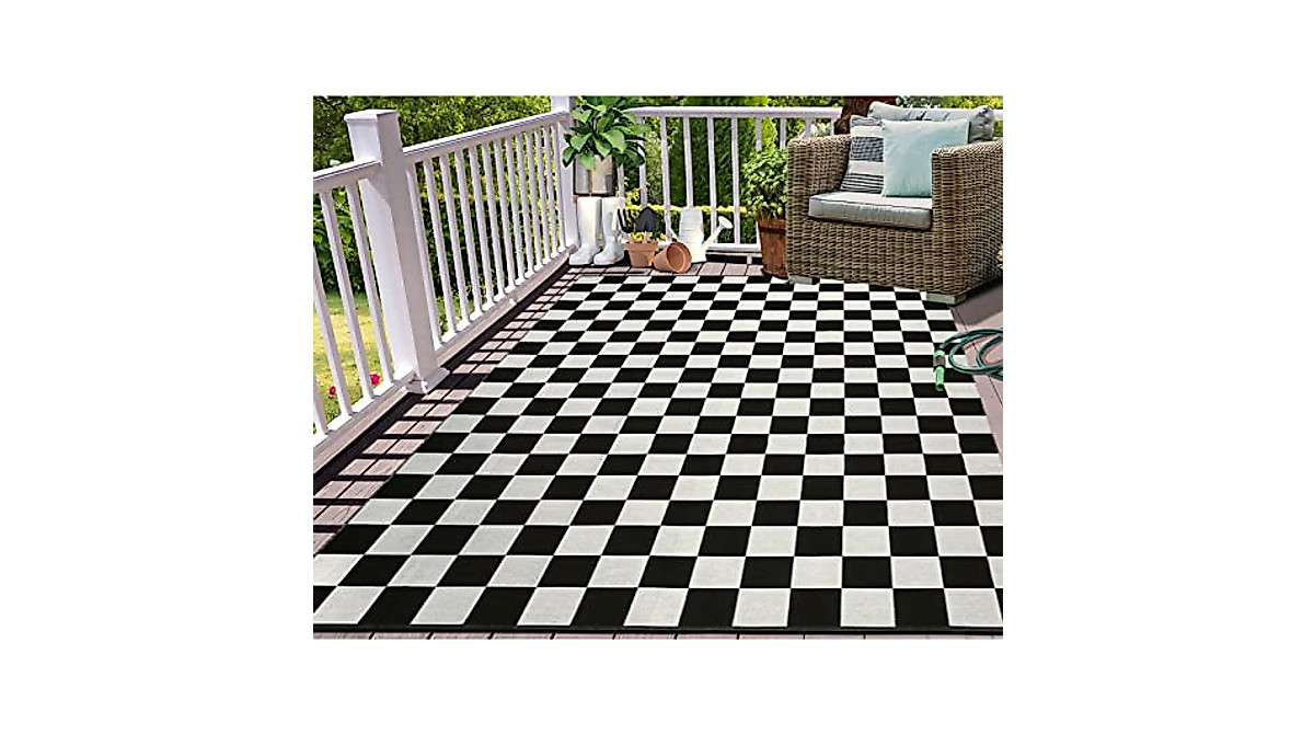 LEEVAN Black & White Checkered Outdoor Rug 5x7 ft - Easy to Clean & Durable