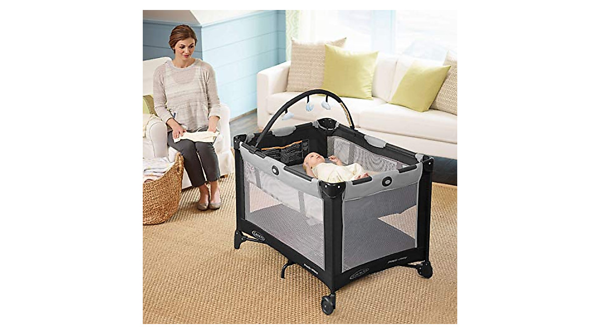 Graco Pack 'N Play On The Go Playard with Bassinet | Compact & Travel ...