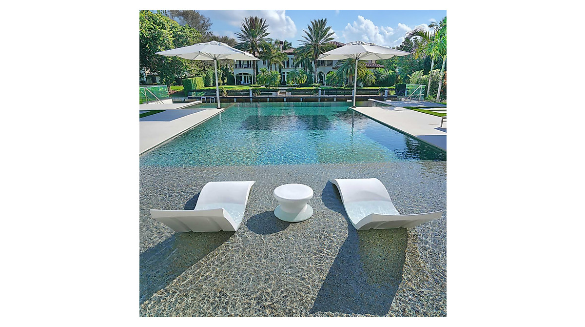 Ledge Lounger Oasis Bundle: 2 Pool Chaises & Side Table
