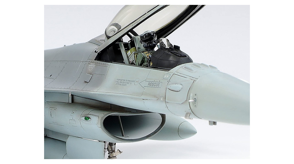 TAMIYA 1/48 Lockheed F-16C Falcon ANG Block 25/32 Model Kit